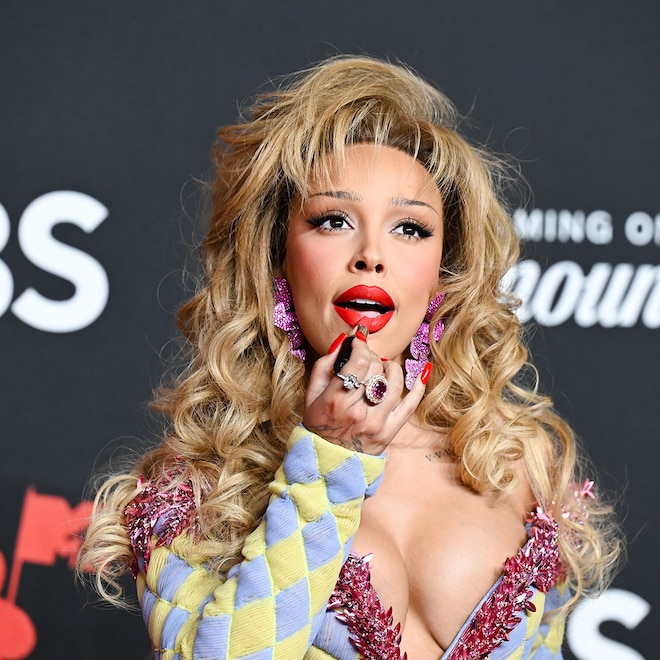 Doja Cat Eats Her Lipstick in Shocking Red Carpet Moment at VMAs 2025